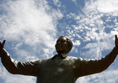 تمثال ضخم للمناضل نلسون مانديلا في رام الله