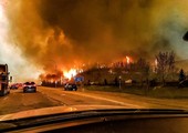 النيران تلتهم مدينة كندية أُخليت من سكانها