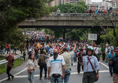 قوات الأمن الفنزويلية تمنع مسيرة للمعارضة من المطالبة بإجراء استفتاء