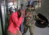 بالصور... الشرطة الكينية تواجه متظاهرين بالهراوات والغازات ومدافع المياه