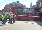 بالصور.. باص يقتحم متجراً ويصيب 17 في لندن   