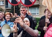 مسلمة محجبة تخترق مظاهرة ضد الحجاب وتلتقط سيلفي مع المشاركين!