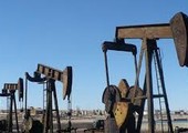 تراجع أسعار النفط مع صعود الدولار وزيادة المخزونات الأميركية والصادرات الإيرانية