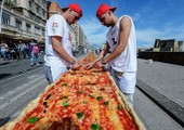 بالصور... إيطاليا تصنع أطول بيتزا في العالم وتحطم الرقم القياسي في 