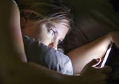 ماذا يحدث لجسمك عندما يرافقك هاتفك الذكي إلى السرير؟
