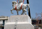بالصور...اعادة تمثال شهير لبورقيبة الى مكانه في تونس بعد 29 عاما على إزالته