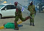 الشرطة الكينية تفرق محتجين في مدينة مومباسا الساحلية