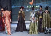 بالصور... تواصل عروض الأزياء الإسلامية في إندونيسيا