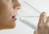 نصحية طبية: اشرب المياه عند الشعور بالعطش