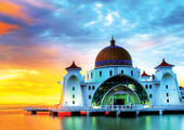 مسجد الصلاة في ماليزيا.. لؤلؤة فوق الماء