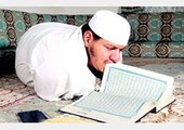 السعودية: معاق يمشي على بطنه ويقلب صفحات القرآن بأسنانه ويحفظه كاملاً.. تعرف على قصته
