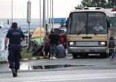 الشرطة اليونانية تخلي مخيماً عشوائياً لمهاجرين قرب مقدونيا