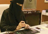 المرأة تغزو سوق بيع وصيانة الهواتف الجوالة في السعودية