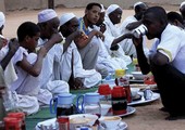 بالصور... السودانيون يفضلون الإفطار عند أبواب منازلهم
