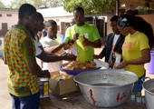 طباخ في غانا يتصدى لمشكلة الهدر الغذائي لإطعام الفقراء