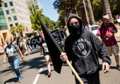 اصابة سبعة أشخاص أثناء مظاهرة للعنصريين البيض في ولاية كاليفورنيا