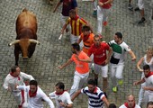 بالصور... الآلاف يشاركون في اليوم الرابع من مهرجان الثيران في إسبانيا