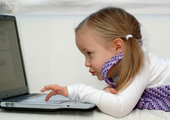 مواقع الدردشة والألعاب عبر الإنترنت هي الأكثر ارتياداً من قبل الأطفال