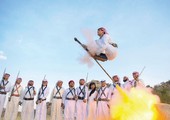 رقصة «النار» في السعودية.. الرجال تعانق «السماء»