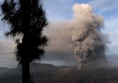 بالصور...بركان برومو شرق جاوة الإندونيسية يثور بارتفاع 1200 متر