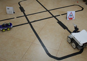 فريق طلابي بجامعة البحرين يطور روبوتين يتواصلان مع بعضهما آلياً