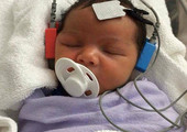 بالفيديو... طفل أصمّ يسمع صوت والدته للمرة الأولى