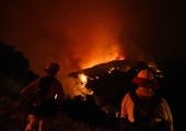 آلاف من رجال الإطفاء يكافحون حريقاً قرب لوس أنجلوس