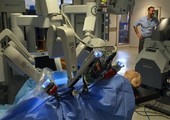 روبوت يجري عمليات داخل جسم الإنسان