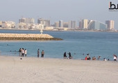 بالفيديو: ساحل «مراسي البحرين»... ثغرة للبحر يكتظ عليها أهالي البحرين