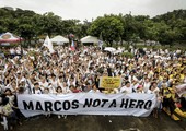 تظاهرة ضد دفن الديكتاتور الفليبيني الراحل ماركوس في مقبرة الأبطال