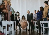 بالصوروالفيديو... عروس مقعدة تمشي فجأة يوم زفافها!