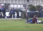 بالفيديو... ردة فعل المارة على إساءة عنصرية لمسلم يصلي في الشارع