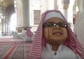 بالفيديو: من دون علم أسرته... طفل كفيف في جدة حفظ القرآن كاملا عبر المذياع