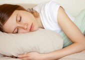 ماذا يحدث لك لو نمت دون إزالة المكياج؟