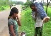 هندي يحمل جثة زوجته مسافة 12 كم بعد رفض المستشفى تخصيص سيارة لنقلها
