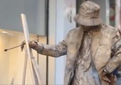 بالفيديو: تمثال بشري صامت يثير استغراب المارة وسط رام الله