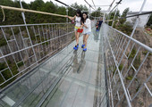 بالفيديو... الصين تغلق اطول جسر زجاجي في العالم بسبب التدفق الكبير للزوار