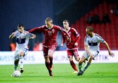 بالفيديو... اريكسن يسجل ويهدر ركلة جزاء في فوز الدنمارك
