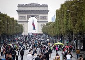 بالصور... آلاف المواطنين يتجولون في العاصمة باريس في 