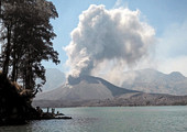 ثوران بركان جبل باروجاري بجزيرة لومبوك بإندونيسيا