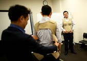 بالفيديو والصور... سياسيون يابانيون يتشبهون بالنساء الحوامل لحث الرجال على المشاركة في الاعمال المنزلية