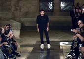 بالفيديو والصور... ريكاردو تيسكي يستعرض مجموعة Givenchy في الهواء الطلق من باريس