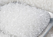 مصر تسعى لشراء ما لا يقل عن 100 ألف طن من السكر الخام