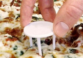 ما فائدة الطاولة البلاستيكية الصغيرة في وجبة البيتزا؟