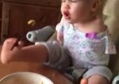 بالفيديو... طفلة بدون ذراعين تتعلم الأكل بقدميها!