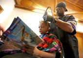 بالصور: حلاق أميركي يبتكر طريقة لتشجيع الأطفال على القراءة، كيف؟!