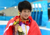 اعتزال السباحة الصينية الشهيرة تشين بسبب إصابة في الرقبة