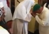 بالفيديو... السعودية توقف إمام مسجد في مكة سمح للحجاج بتقبيل يده والتبرّك بماء شربه