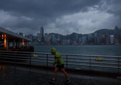 الأعصار هيما يتوجه إلى هونج كونج بعد أن قتل 12 ودمر حقول الأرز في الفلبين