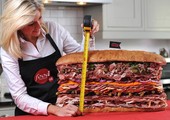 إعداد أطول ساندويتش في العالم في نيويورك باستخدام 60 قطعة خبز 